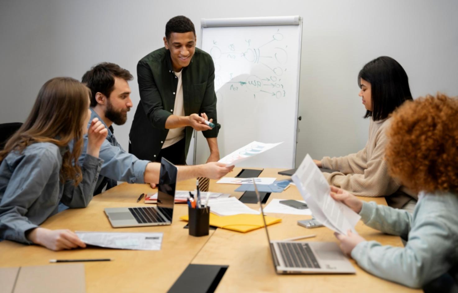 Estudiante trabajando con herramientas digitales de presupuestos creativos