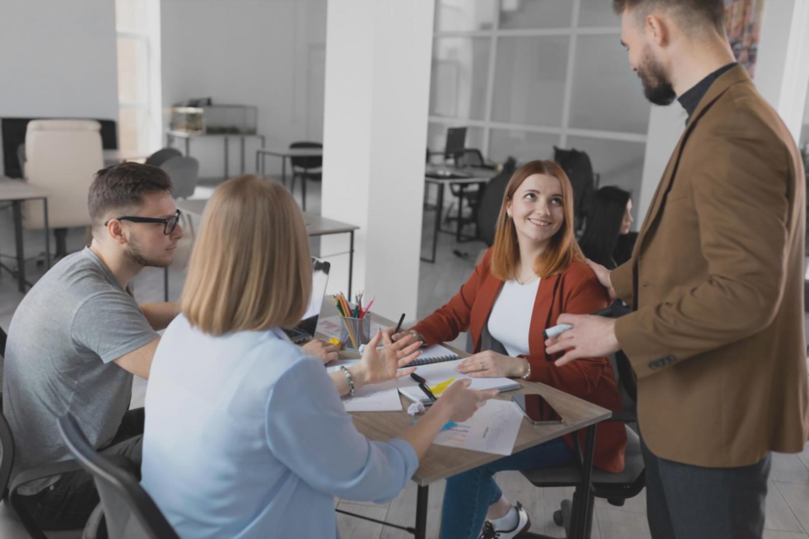 Taller de presupuestos creativos con participantes aprendiendo técnicas financieras