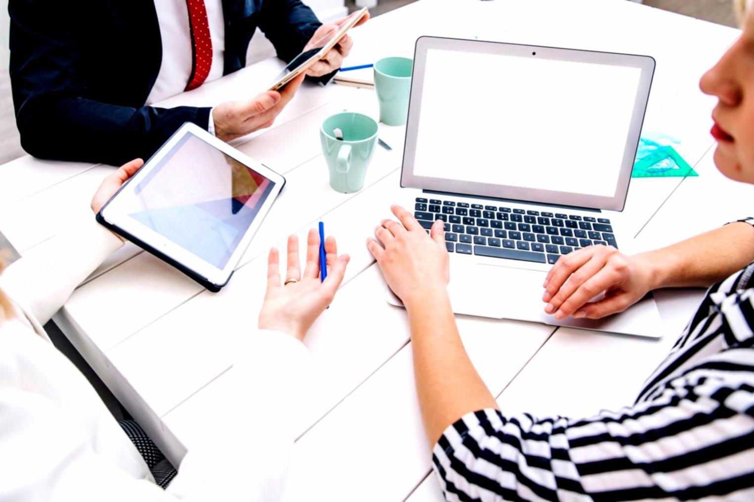 Equipo de zeloryniva trabajando en el desarrollo de nuevas metodologías financieras